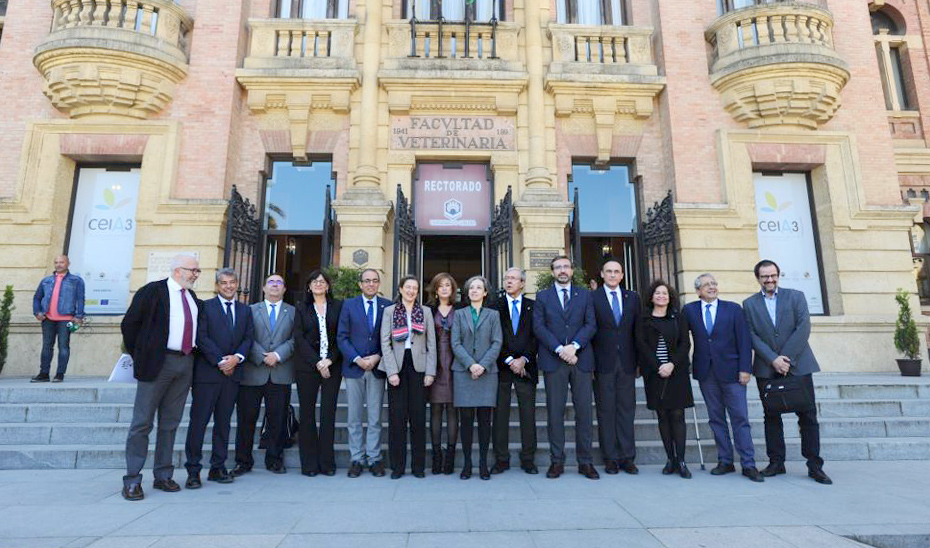El consejero de Economía, Conocimiento, Empresas y Universidad, Rogelio Velasco, con los rectores de las universidades andaluzas.