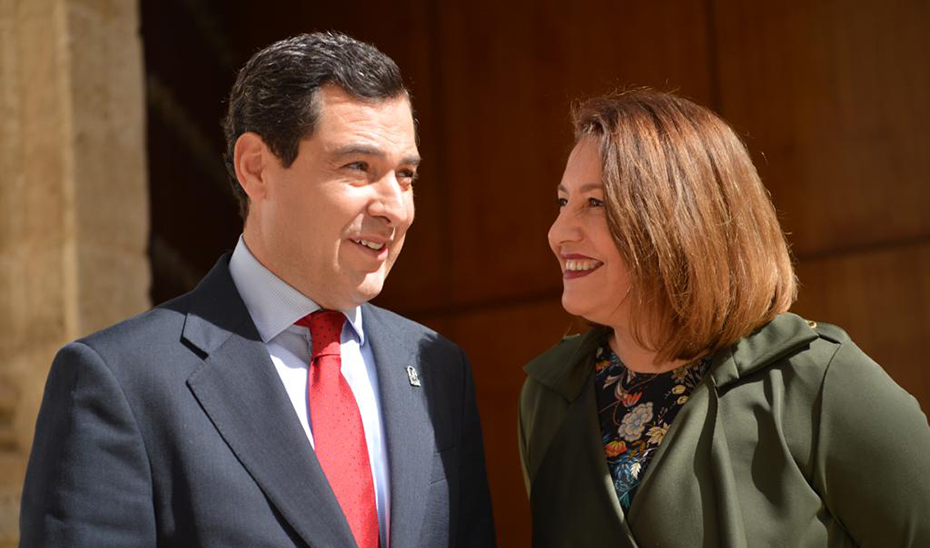 El presidente de la Junta de Andalucía, Juanma Moreno, y la consejera de Agricultura, Carmen Crespo, en el Parlamento