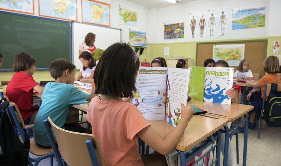 Alumnos de primaria realizan un ejercicio de lectura.