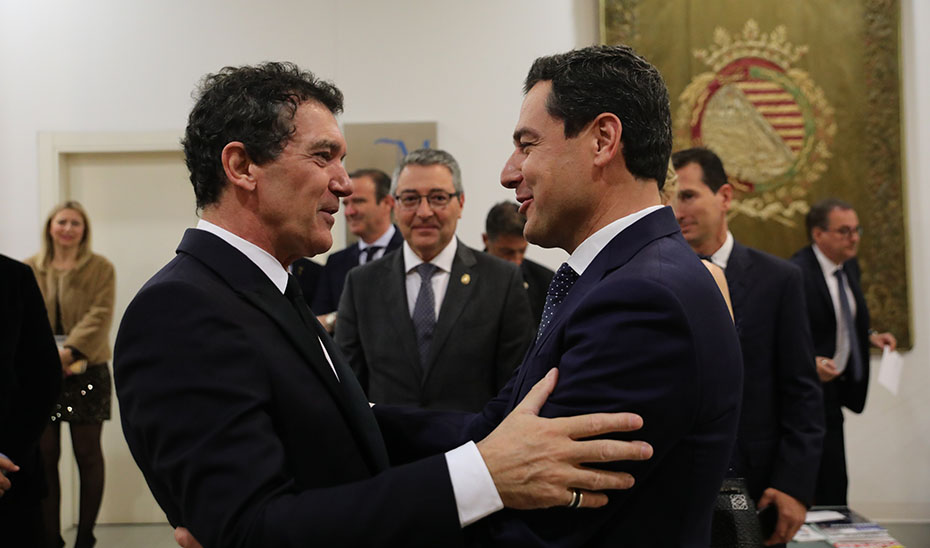 El presidente de la Junta, Juanma Moreno,y el actor Antonio Banderas se saludan antes de la cena de la Fundación Lágrimas y Favores.