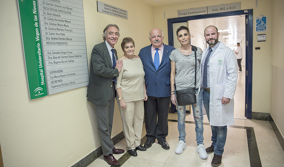 El consejero Jesús Aguirre, visita a una paciente de Cardiología en el Hospital Virgen de las Nieves de Granada.