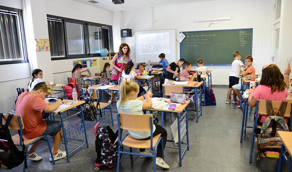Una profesora de Primaria imparte clase en un centro público andaluz.