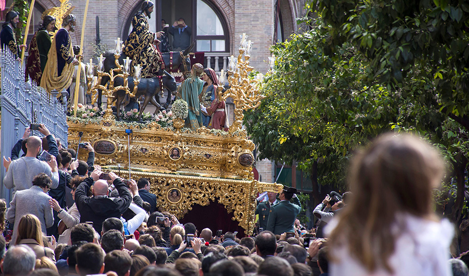 Miles de personas procedentes de fuera de Andalucía han disfrutado de la Semana Santa andaluza.