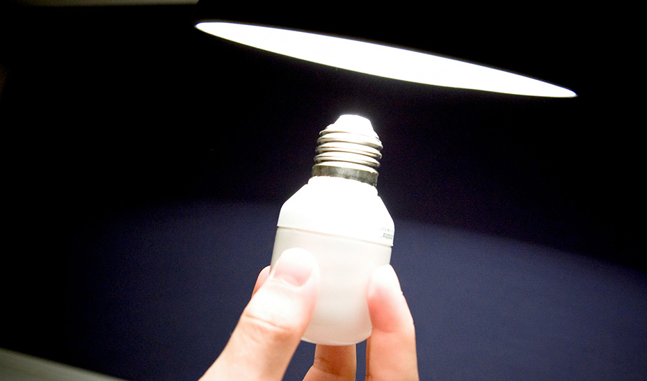 Una de las recomendaciones para favorecer la eficiencia energética y el ahorro en la factura en los hogares es el uso de bombillas de bajo consumo.