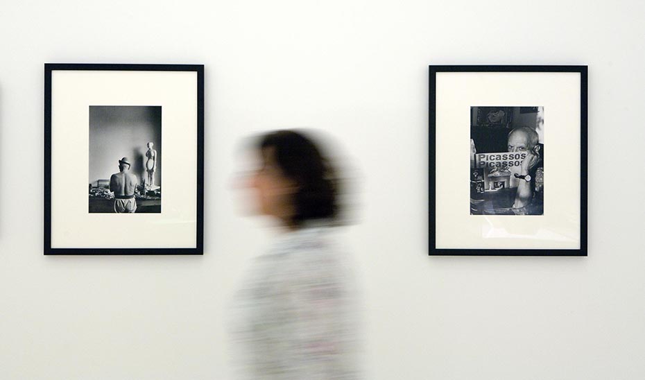 
			      Una mujer entre dos fotografías del pintor malagueño en el Museo Picasso Málaga.			    
			  