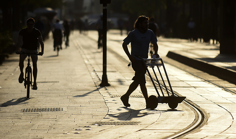 Un trabajador en las calles de Sevilla.