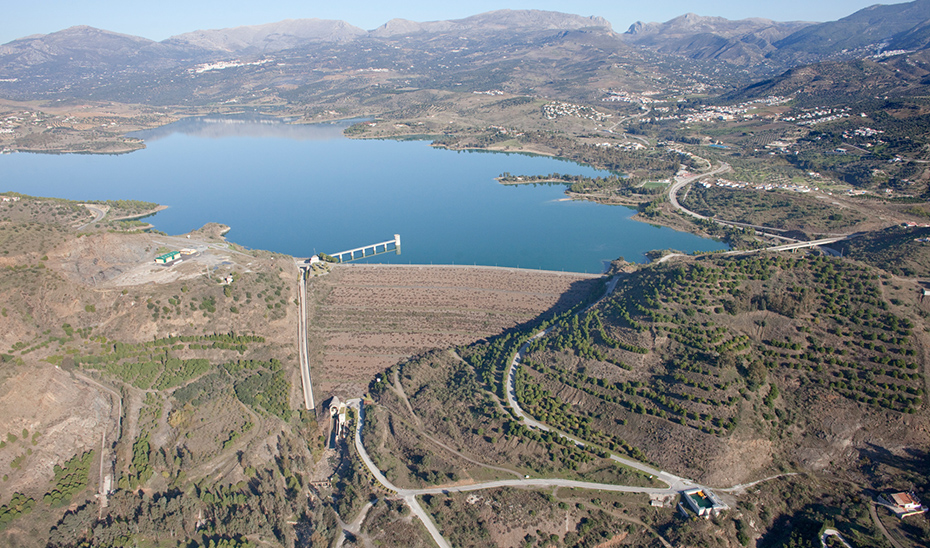 Panorámica general del embalse de La Viñuela en Vélez-Málaga.