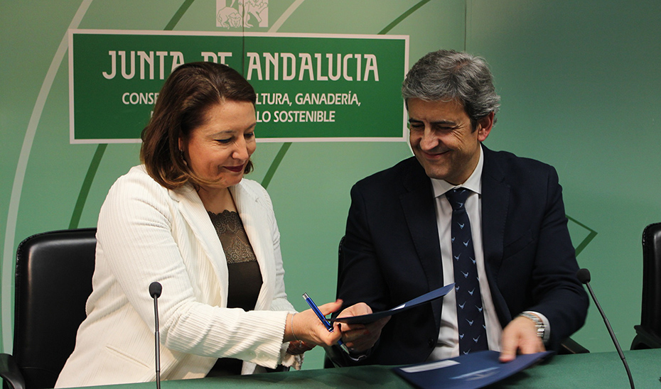 La consejera Carmen Crespo junto al presidente de la Federación Andaluza de Caza, José María Mancheño.