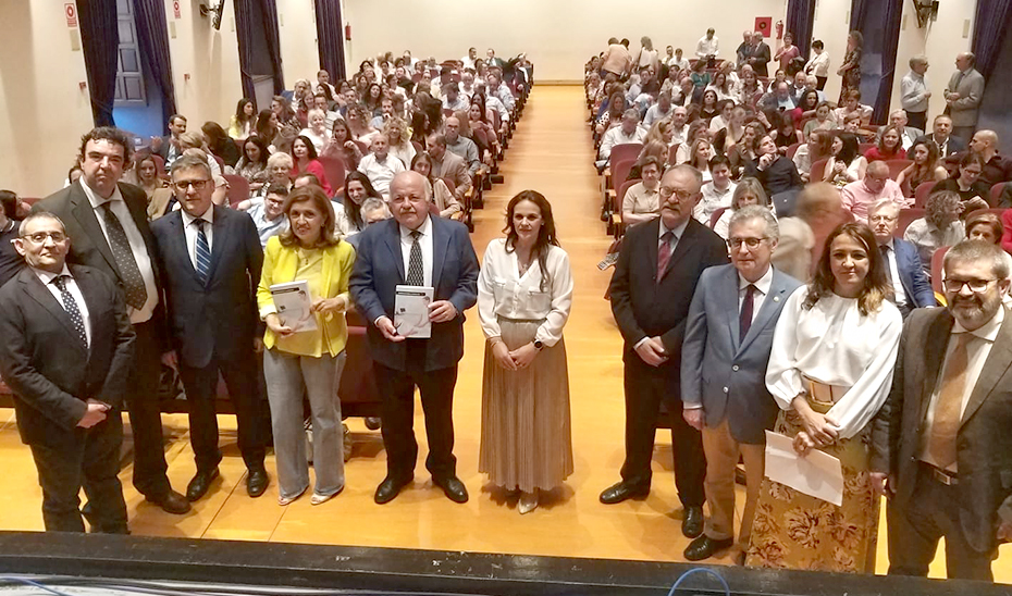 El consejero de Salud y Familias, Jesús Aguirre, junto con los responsables de la edición, en la presentación de "Narraciones llenas de vida".