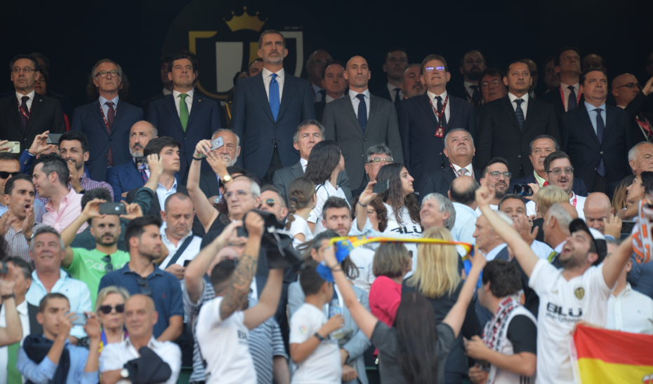 El presidente de la Junta, Juanma Moreno, junto al Rey Felipe VI, en el arranque del partido.