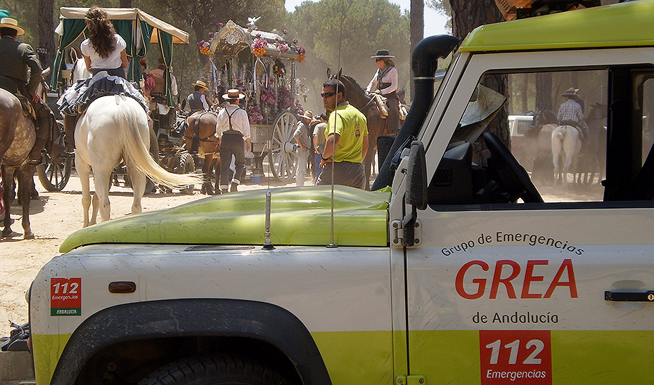 Un vehículo del GREA dispuesto para atender cualquier emergencia durante la romería del Rocío.