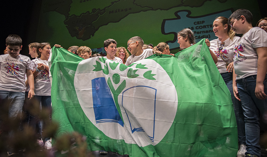 Los alumnos del CEIP Las Cortes de San Fernando con la Bandera Verde que acredita al centro como Ecoescuela.