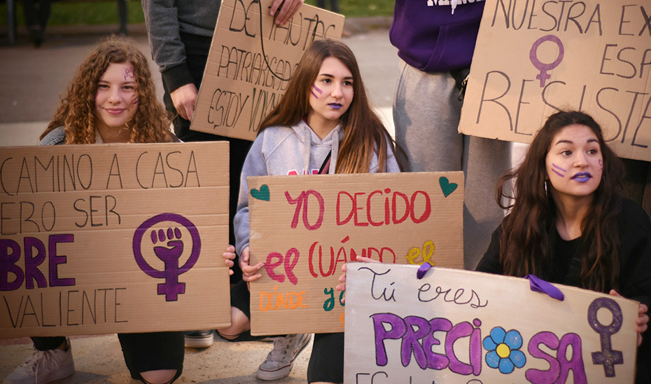 Jóvenes feministas con pancartas reivindicativas durante una manifestación contra el patriarcado.