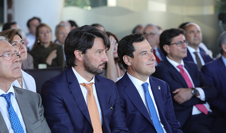 El presidente de la Junta, Juanma Moreno, junto al consejero delegado de El Economista, Pablo Caño, y el consejero de Economía, Rogelio Velasco, durante el acto.