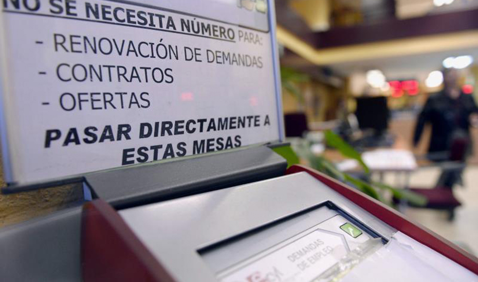 Máquina expendedora de números en una oficina del Servicio Andaluz de Empleo (Foto: Efe).