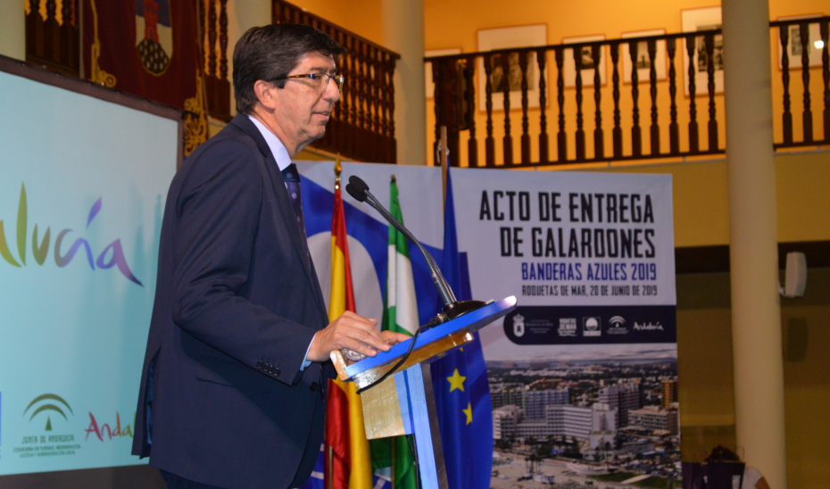 El consejero de Turismo, Juan Marín, interviene durante el acto de entrega de las Banderas Azules.