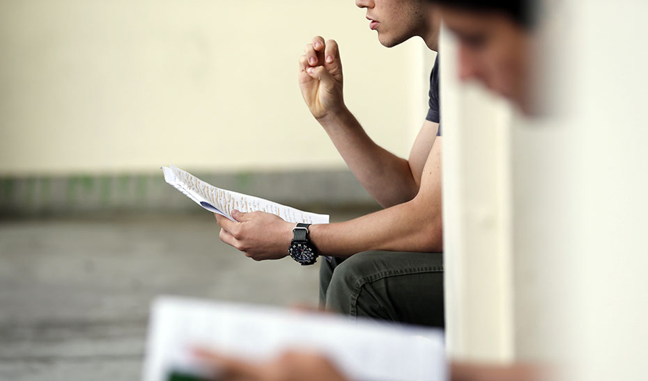 
			      Estudiantes repasando los apuntes antes de la prueba de la PEvAU (Foto: EFE).			    
			  