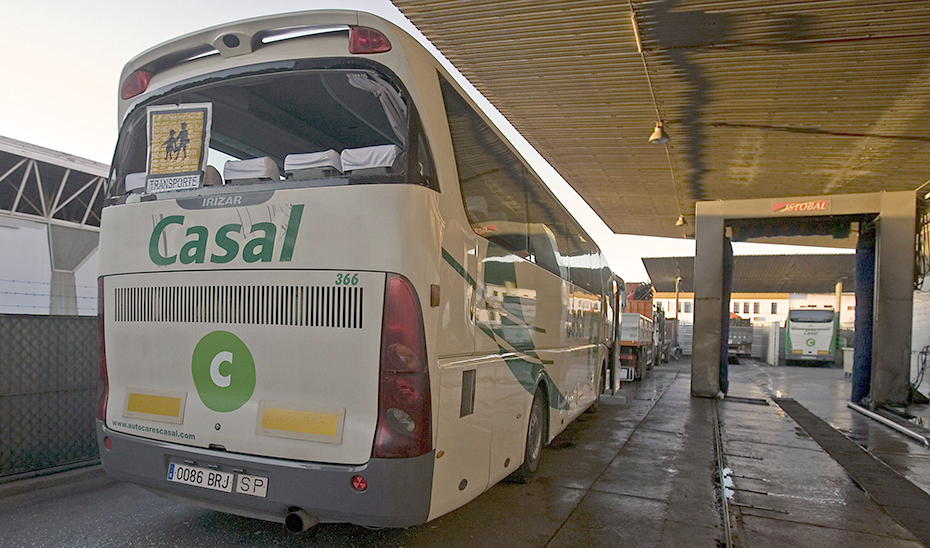 
			      Un autobús con la placa que indica que está asignado al servicio de transporte escolar, concretamente en la provincia de Almería.			    
			  