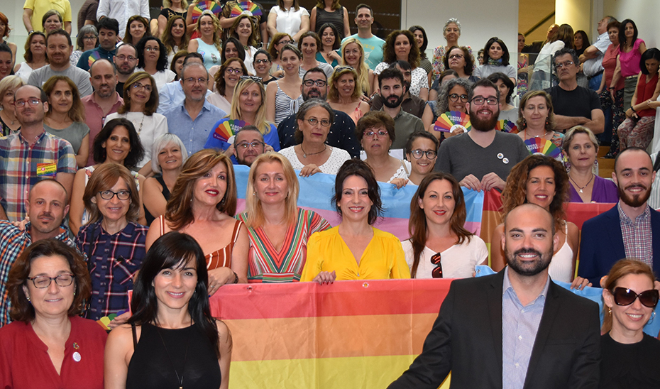 La consejera de Igualdad, Políticas Sociales y Conciliación, Rocío Ruiz, con representantes de los colectivos LGTBI.