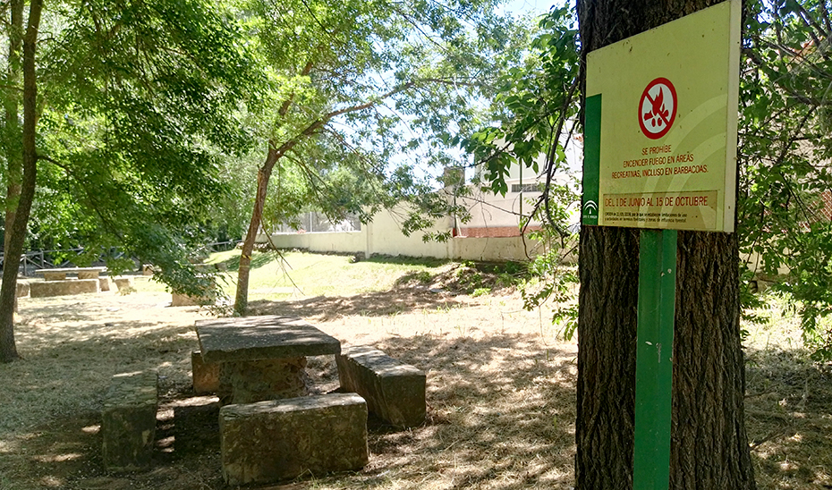 Un cartel situado a la entrada de un merendero indica la prohibición de encender fuegos durante el verano.