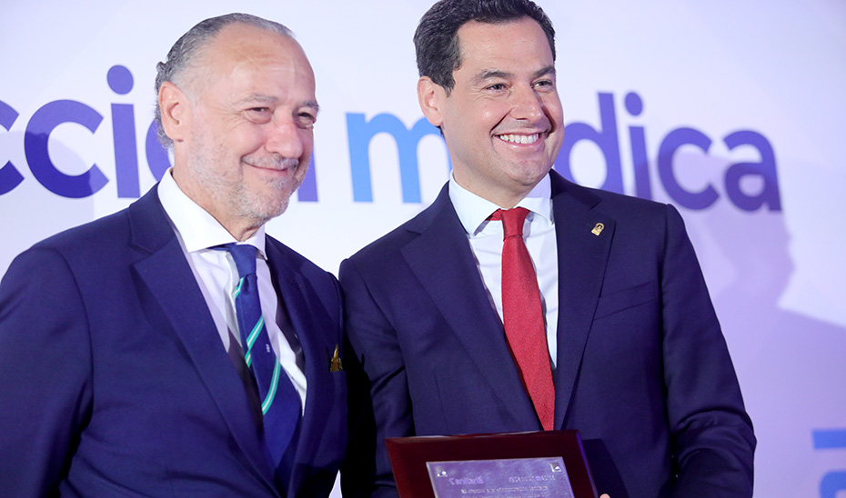 El presidente de la Junta, Juanma Moreno, recoge premio de Redacción Médica.