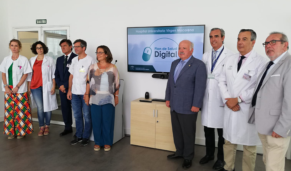 Jesús Aguirre, durante su recorrido por las nuevas instalaciones del área digital de Dermatología del Hospital Macarena.