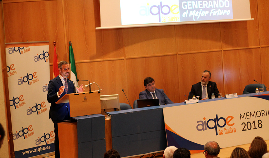 El consejero de Hacienda, Industria y Energía, Juan Bravo, interviniendo en la presentación de la memoria 2018 de AIQBE en Huelva.