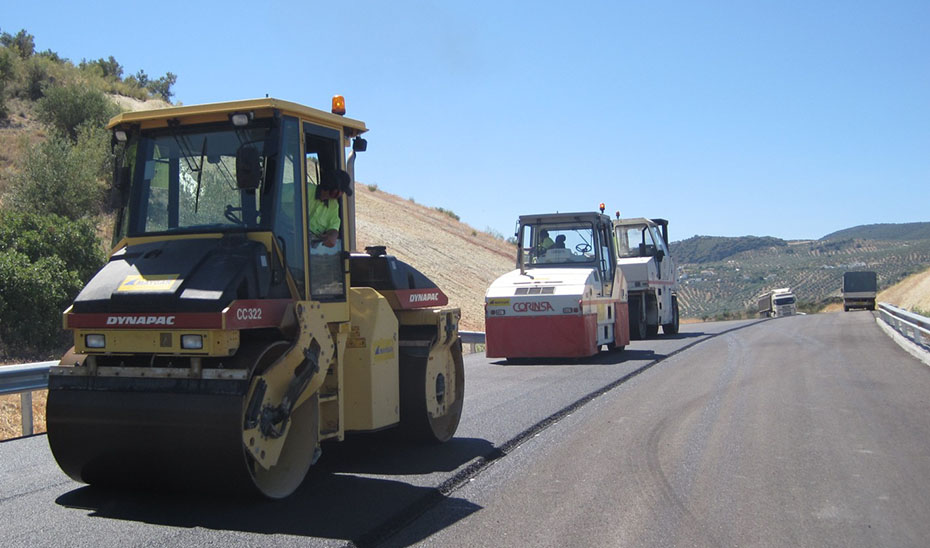 Maquinaria pesada trabajando en una obra para el mantenimiento y conservación de la red de carreteras andaluzas.