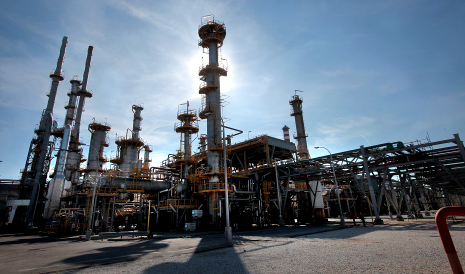 
			      Planta de refinería en el Campo de Gibraltar.			    
			  