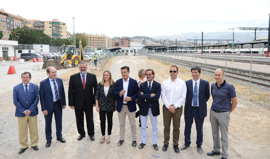 La consejera Marifrán Carazo, junto al alcalde de Granada, escucha al responsable de la obra del aparcamiento de la estación de trenes.