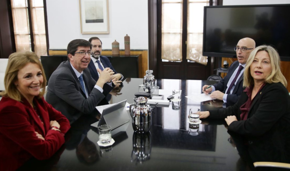 El vicepresidente y consejero Juan Marín en una reunión con representantes de los colegios de abogados y procuradores en abril.