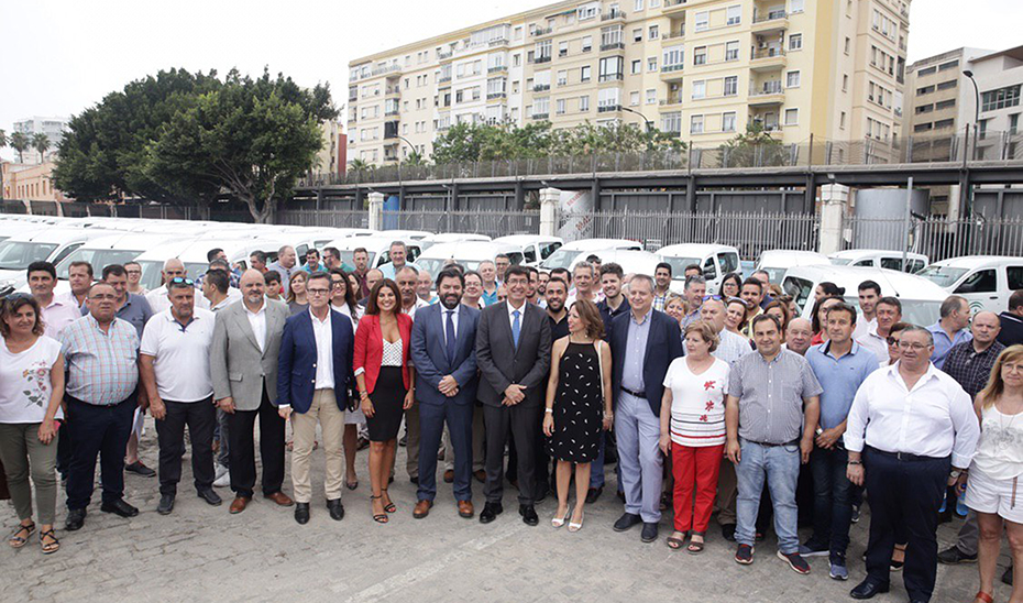 El vicepresidente andaluz y consejero de Turismo, Regeneración, Justicia y Administración Local, Juan Marín, durante la entrega de las furgonetas en el Puerto de Málaga.
