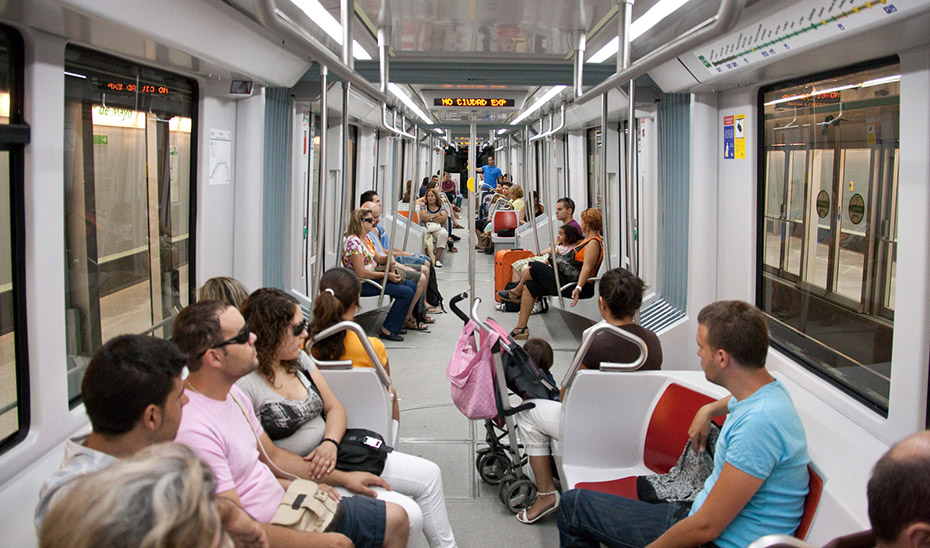 Usuarios del metro de Sevilla durante la parada en una de las estaciones.