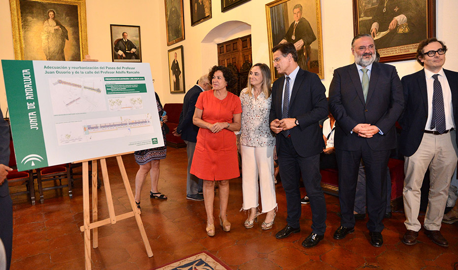 Marifrán Carazo, junto a la rectora y el alcalde de Granada, presentando el proyecto de reurbanización de los Paseíllos Universitarios.