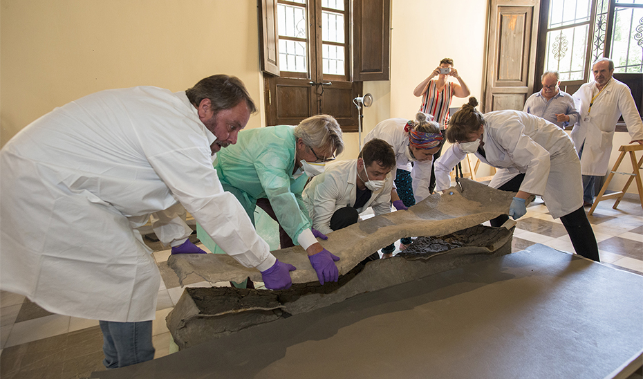 El grupo de expertos de la Consejería de Cultura, en el instante de la apertura de la tapa del sarcófago romano