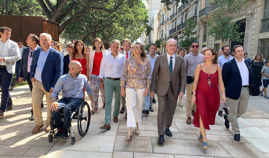 Los consejeros Marifrán Carazo y Elías Bendodo, junto al alcalde de Málaga y otras autoridades, pasean por la zona reabierta.