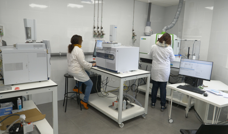 Dos profesionales trabajan en los laboratorios de la empresa Tropiclab S.A.