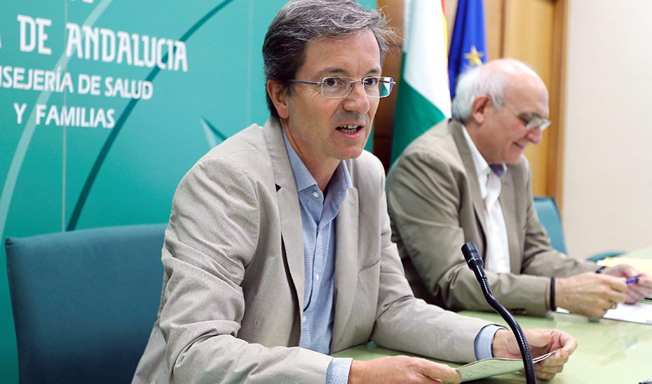 El doctor José Miguel Cisneros, portavoz de la Junta para el brote de listeriosis, este lunes en rueda de prensa (Foto EFE).