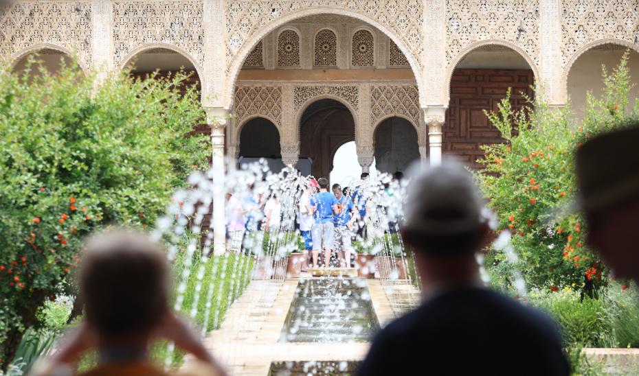 Imagen de archivo de un grupo de turistas en la Alhambra de Granada.