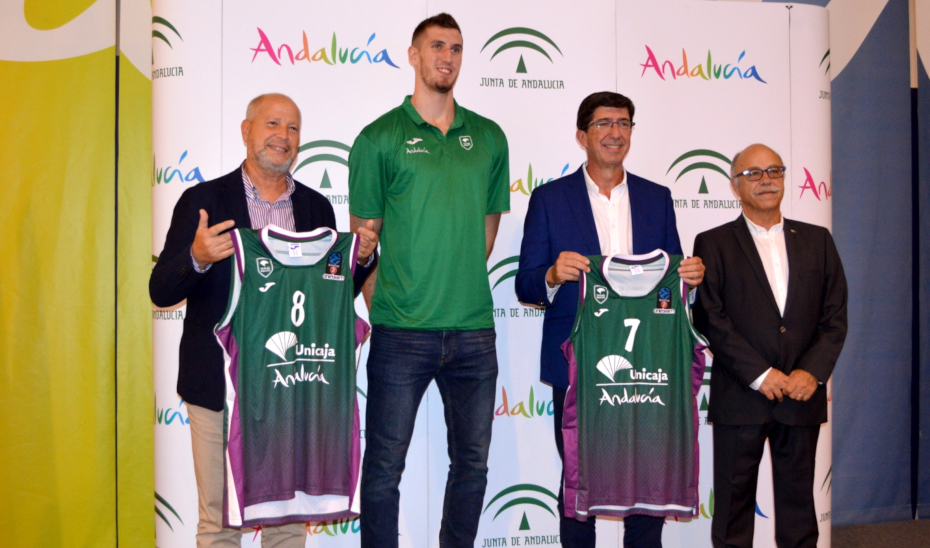 Juan Marín y Javier Imbroda con la equipación del club Unicaja Baloncesto que difunde la marca del destino Andalucía.