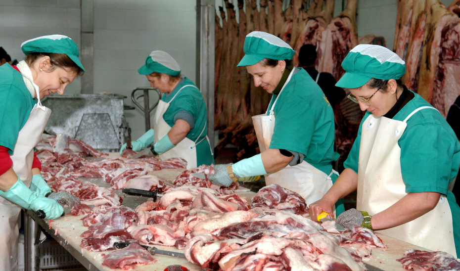 Trabajadoras en una empresa cárnica.