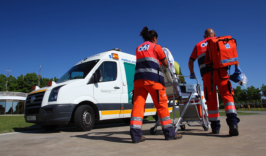 Foto de profesionales andaluces especializados en Emergencias junto a una ambulancia.