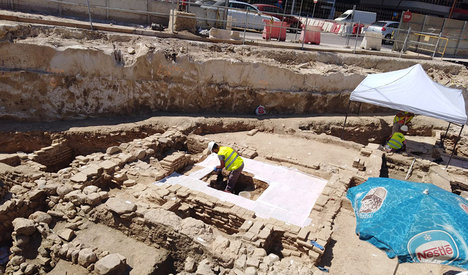 Trabajos de conservación de los nuevos restos arqueológicos hallados y que servirán para su musealización por el metro de Málaga.