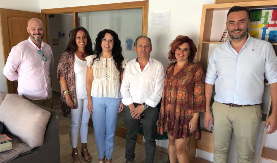 Rocío Ruiz, con los responsables del dispositivo de inserción sociolaboral de Huelva que ha visitado este lunes.