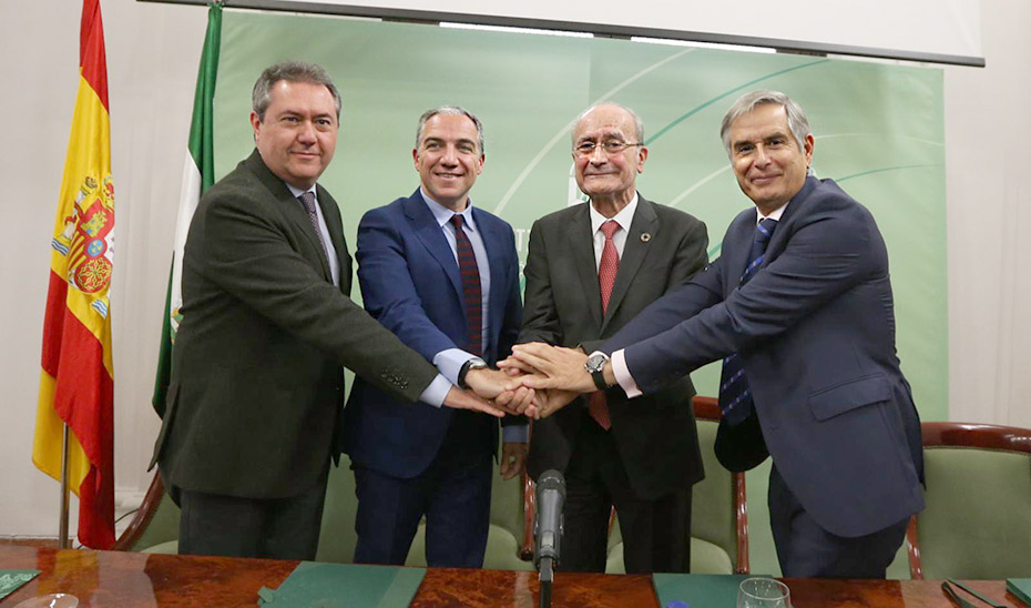 El consejero Elías Bendodo, junto a los alcaldes de Sevilla y Málaga y el responsable del RACE.