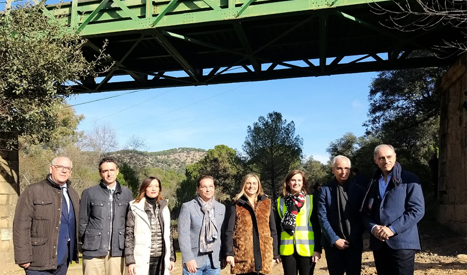Carazo visitó el puente sobre el río Jándula en Andújar.