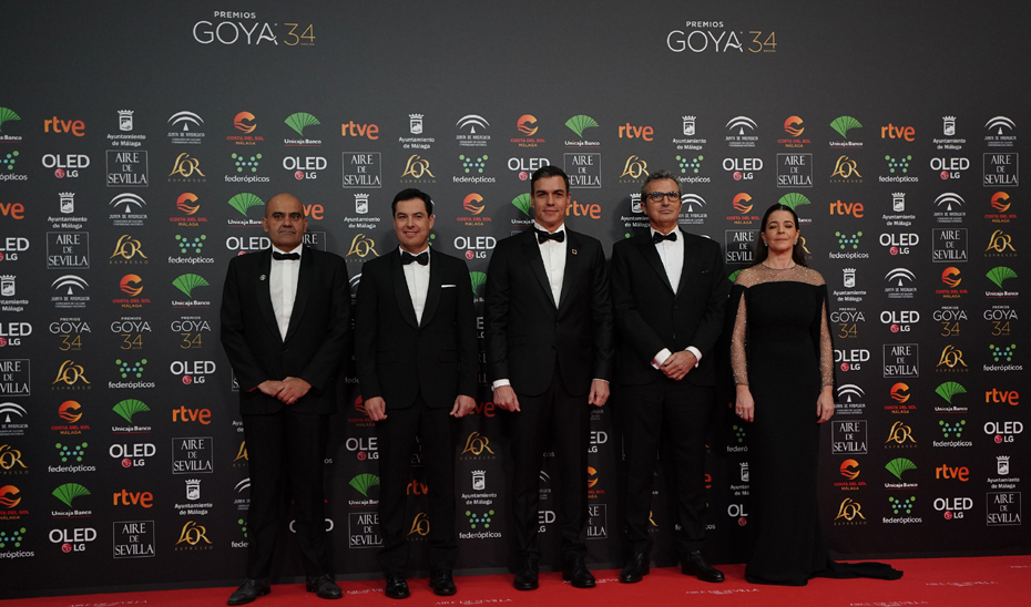 Juanma Moreno, con el presidente del Gobierno, Pedro Sánchez, y el resto de autoridades, momentos previos al inicio de la gala.