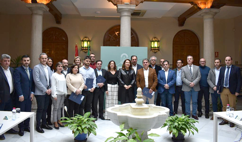 La consejera Carmen Crespo con los responsables municipales de Jaén el día de la firma de los convenios.