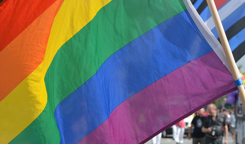 Bandera con los colores del Movimiento LGTBI.