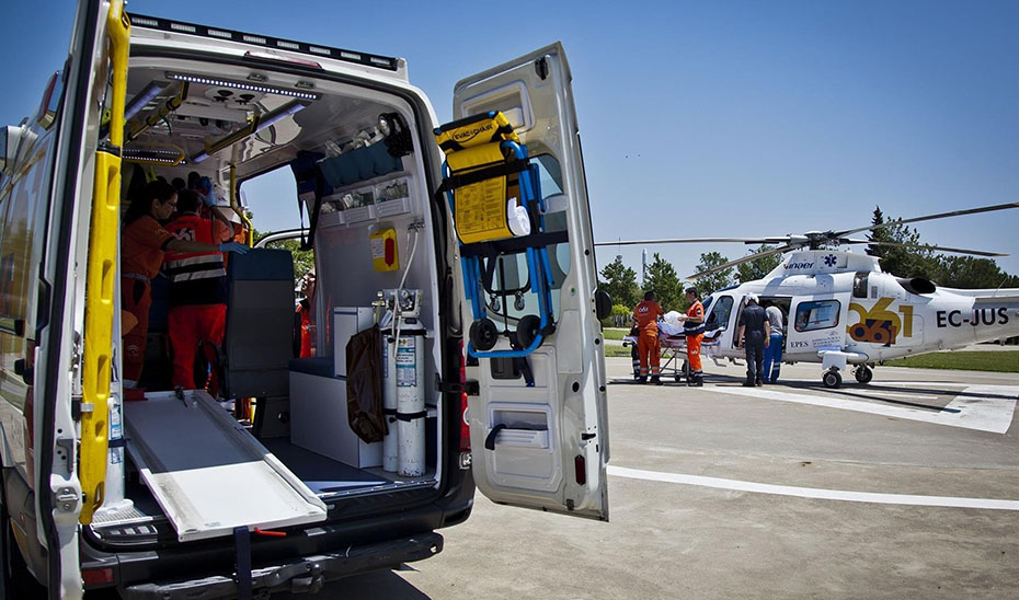 Helicóptero y ambulancia del Centro de Emergencias Sanitarias 061.